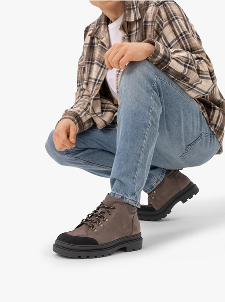 Graue und schwarze Stiefel im Trekking-Stil