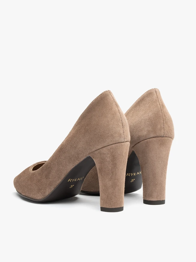 Beigefarbene Velourslederpumps mit Stilettoabsatz