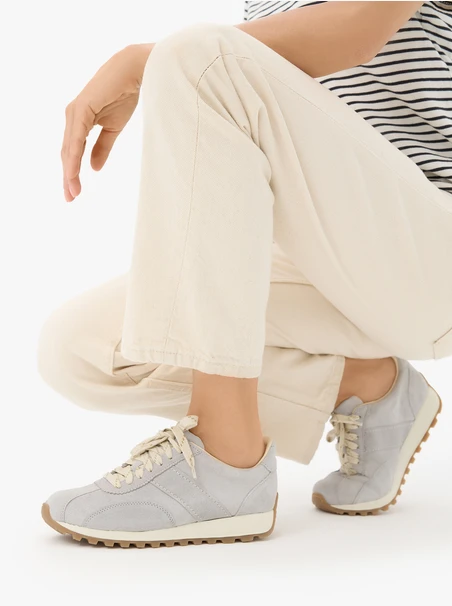 Sportschuhe aus grauem Veloursleder