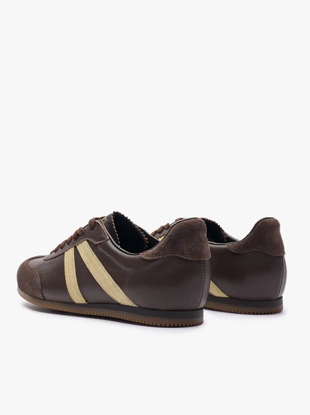Braune halbe Sportschuhe mit leuchtend gelbem Streifen