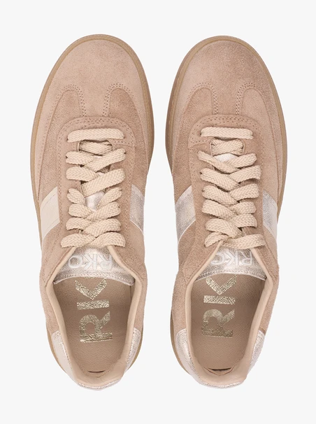 Sandfarbene Sportschuhe mit einem Platinstreifen
