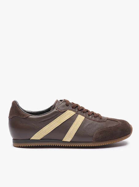 Braune halbe Sportschuhe mit leuchtend gelbem Streifen