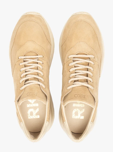 Beigefarbene Turnschuhe mit dickerem Boden