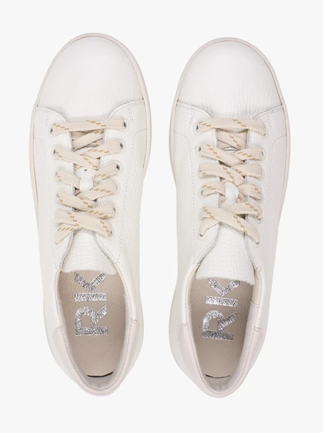 Cremefarbene Turnschuhe aus genarbtem Leder