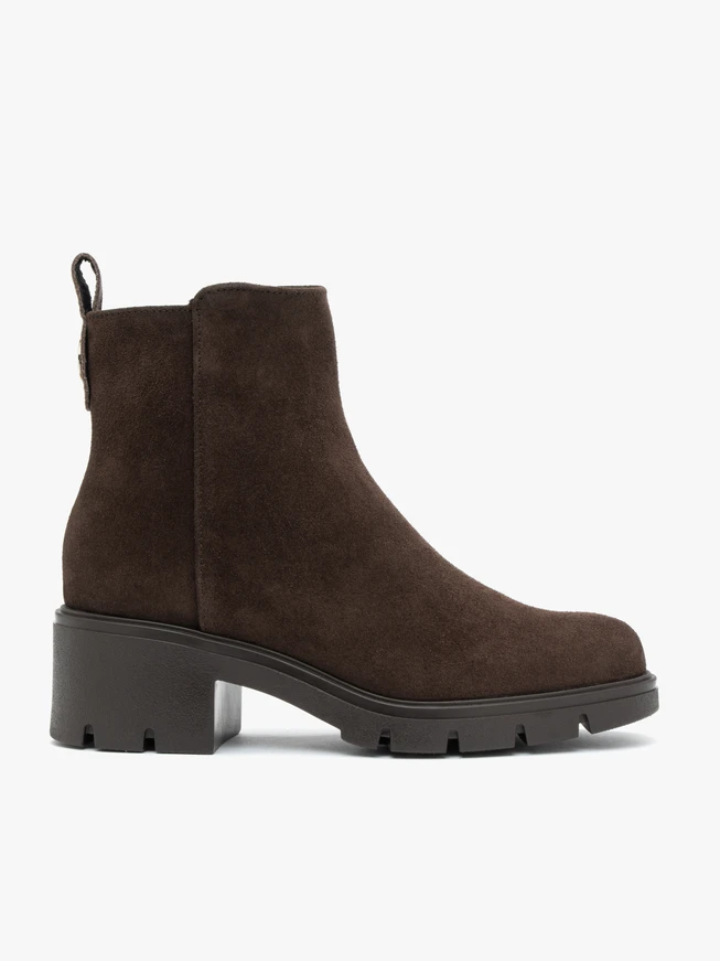 Dunkelbraune isolierte Lederstiefel