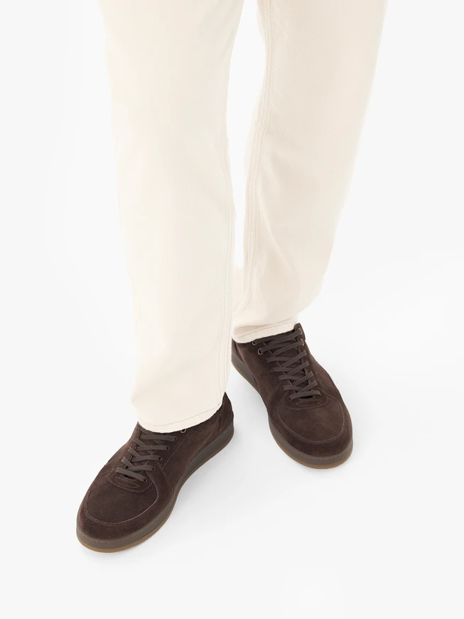 Dunkelbraune Sporthalbschuhe