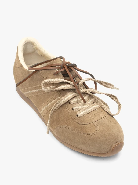 Dunkelbeige Sporthalbschuhe