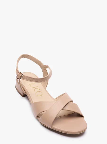 Beigefarbene Sandalen aus genarbtem Leder