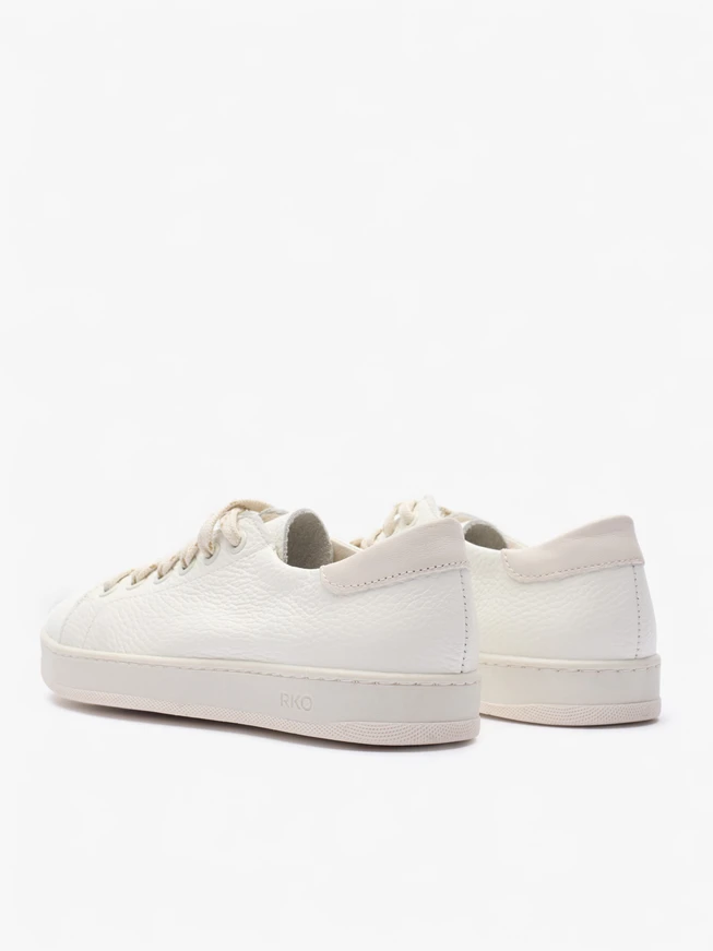 Cremefarbene Turnschuhe aus genarbtem Leder