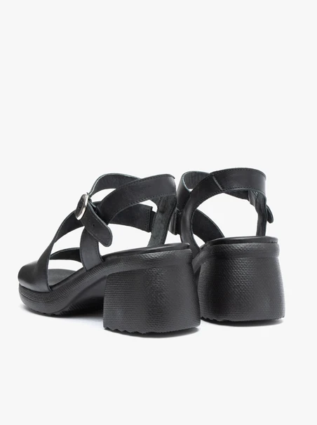 Schwarze Sandalen aus genarbtem Leder