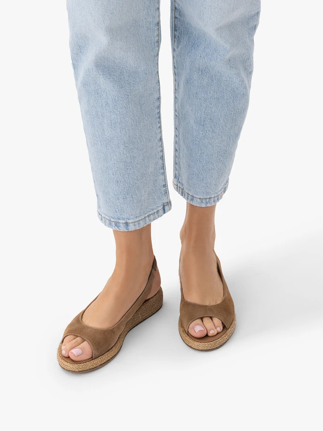 Hellbraune Slipper-Sandalen