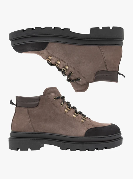 Graue und schwarze Stiefel im Trekking-Stil