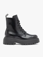Schwarze Wanderschuhe mit dicker Sohle
