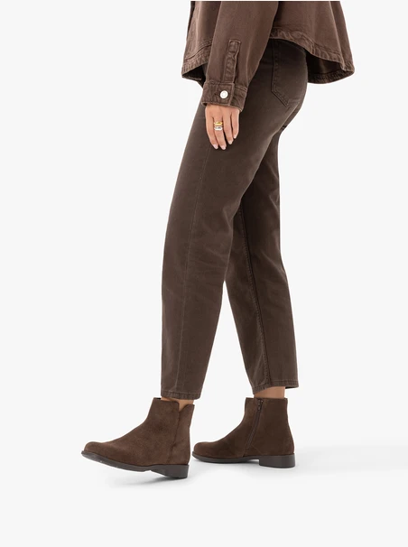 Braune Veloursstiefel