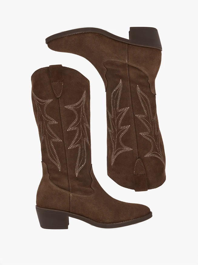 Braune genähte Cowboystiefel