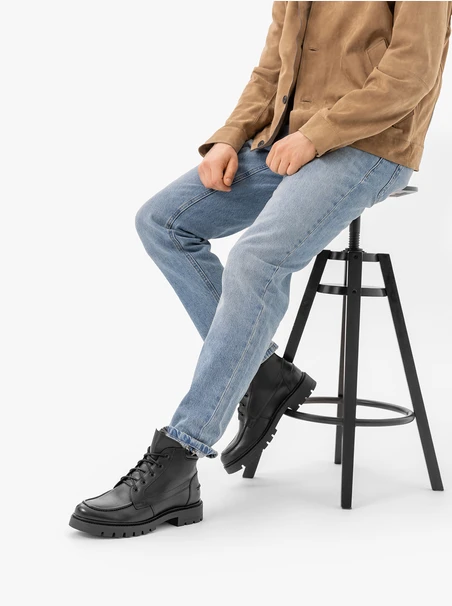 Schwarz genarbte Lederstiefel