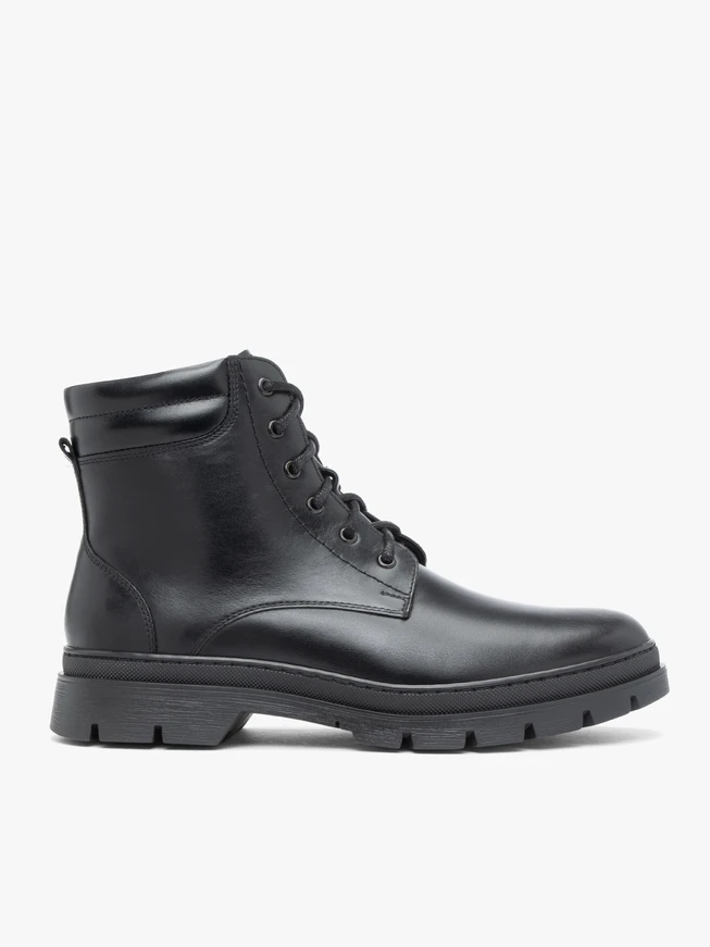 Schwarz genarbte Lederstiefel