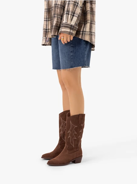 Braune genähte Cowboystiefel