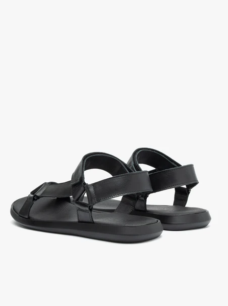 Schwarze Sandalen aus genarbtem Leder