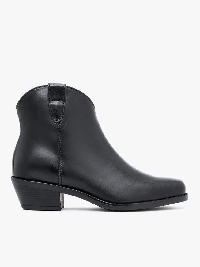 Schwarze hochhackige Stiefel