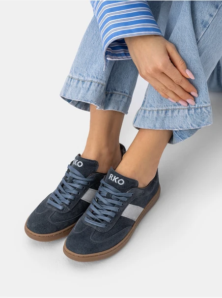 Marineblaue Sportschuhe mit einem hellblauen Streifen