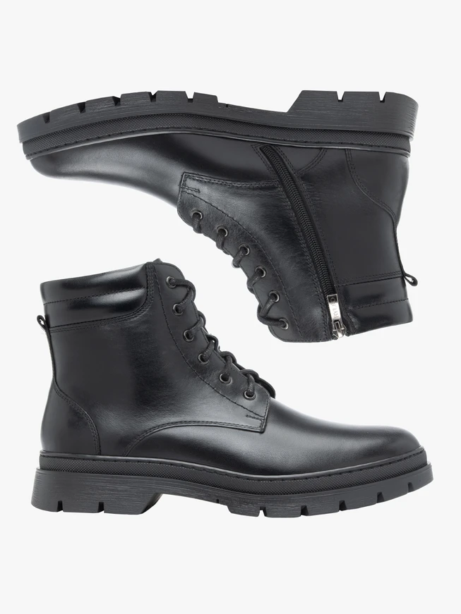 Schwarz genarbte Lederstiefel