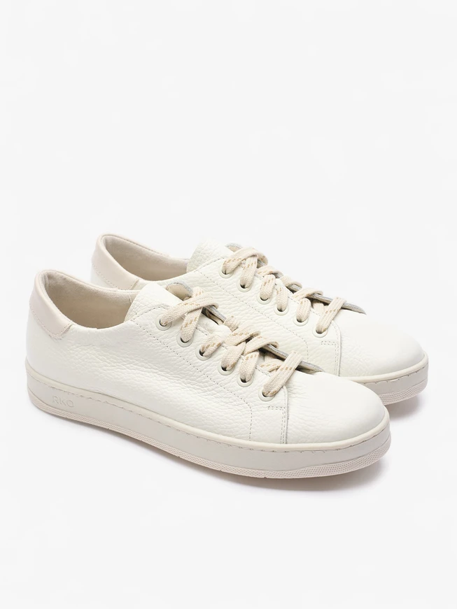 Cremefarbene Turnschuhe aus genarbtem Leder