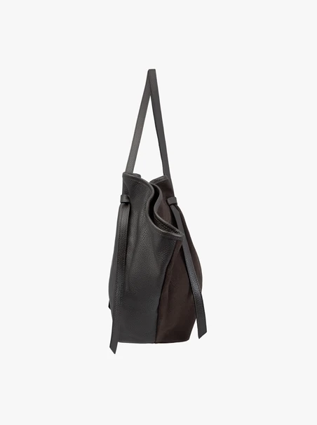 Dunkelbraune Handtasche in einer einzigartigen Form