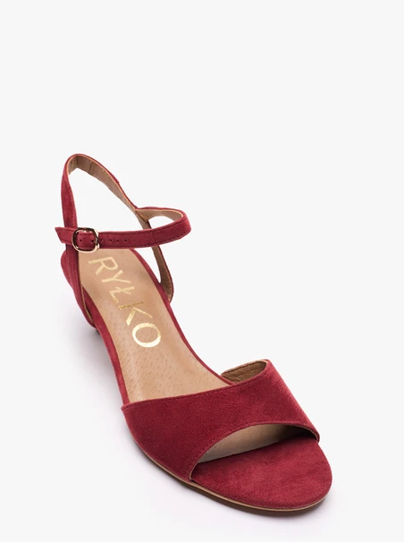 Kastanienbraune Sandalen mit Absatz