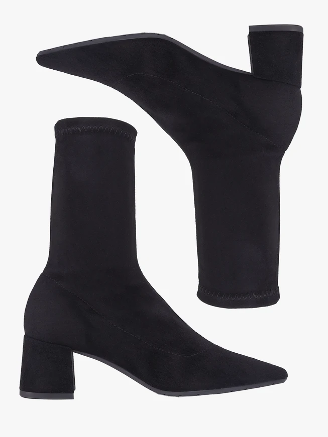 Schwarze, elastische Stiefeletten, die über dem Knöchel enden