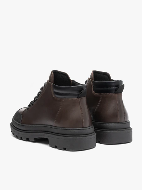 Dunkelbraune Stiefel im Trekking-Stil