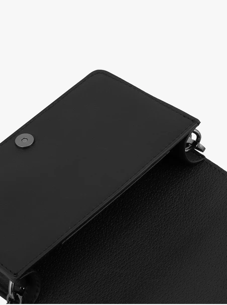 Schwarze kleine Handtasche mit Kette