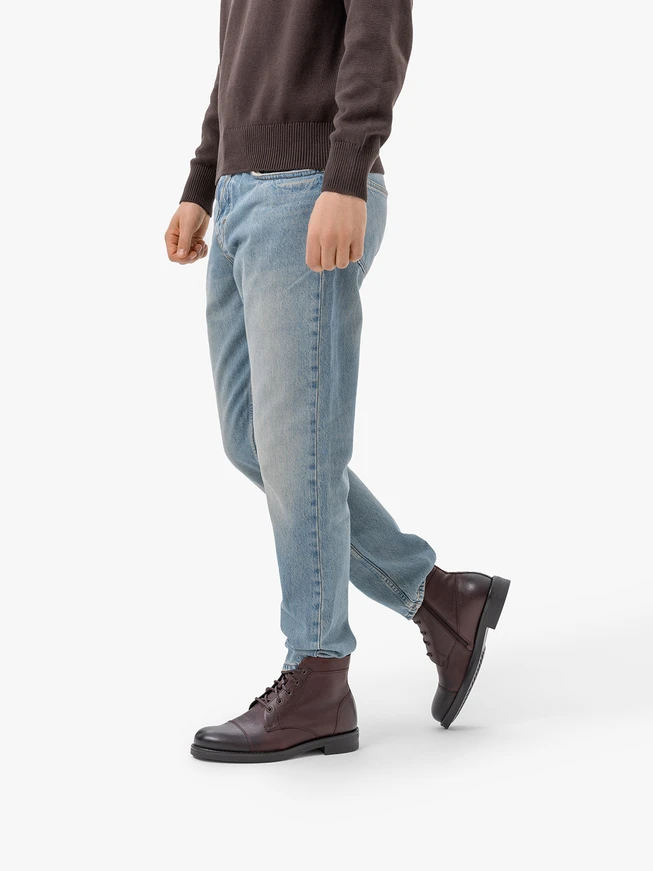 Kastanienbraune isolierte Stiefel