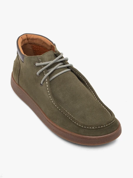 Dunkelgrüne Sportstiefel