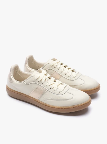 Cremefarbene Sportschuhe mit Platinriemen