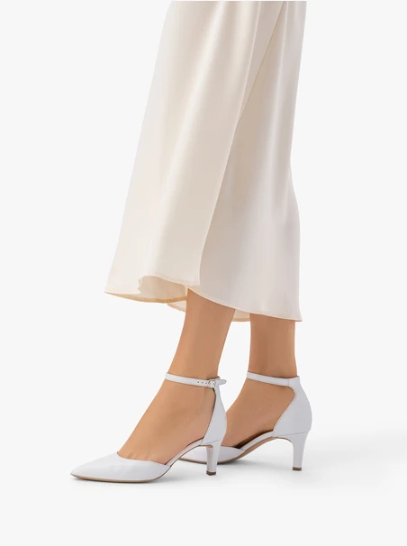 Weiße Pumps aus Leder für die Braut