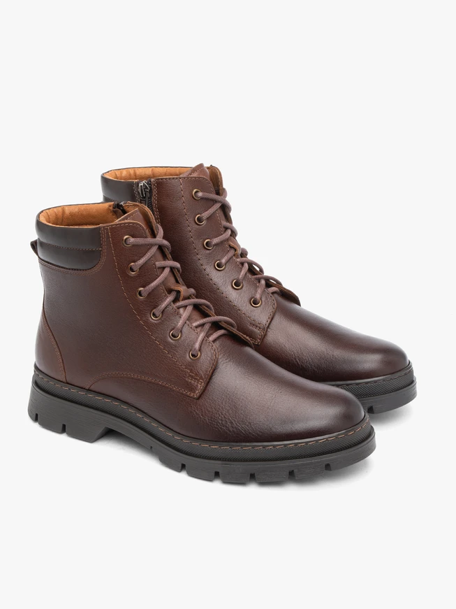 Braune Stiefel aus Leder und Velours