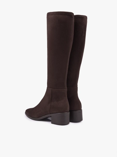 Dunkelbraune, elastische Stiefel