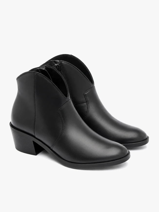 Schwarze Stiefeletten im Cowboy-Stil