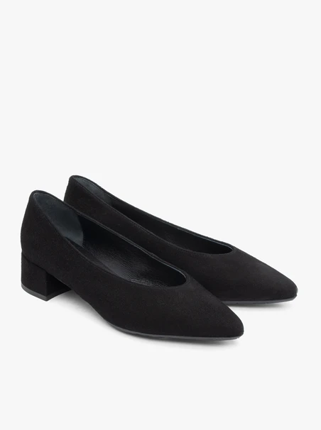 Schwarze Velourspumps mit niedrigem Stilettoabsatz