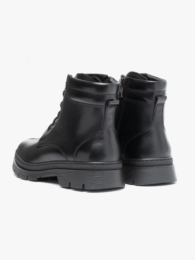 Schwarz genarbte Lederstiefel
