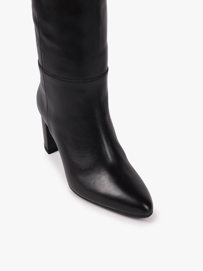 Schwarz genarbte Lederstiefel