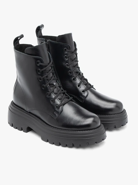 Schwarze Wanderschuhe mit dicker Sohle