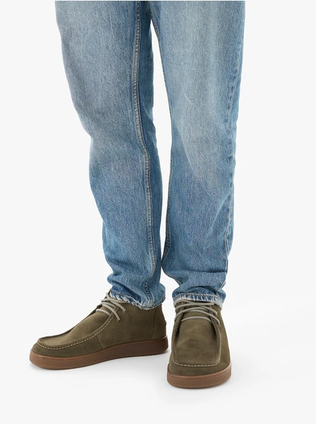 Dunkelgrüne Sportstiefel