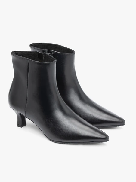 Schwarze Lederstiefel mit Stilettoabsatz