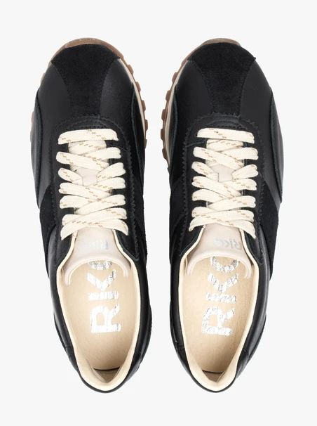 Schwarze Sporthalbschuhe