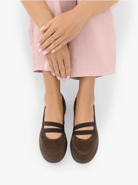Braune sportliche Ballerinas mit zwei Riemen