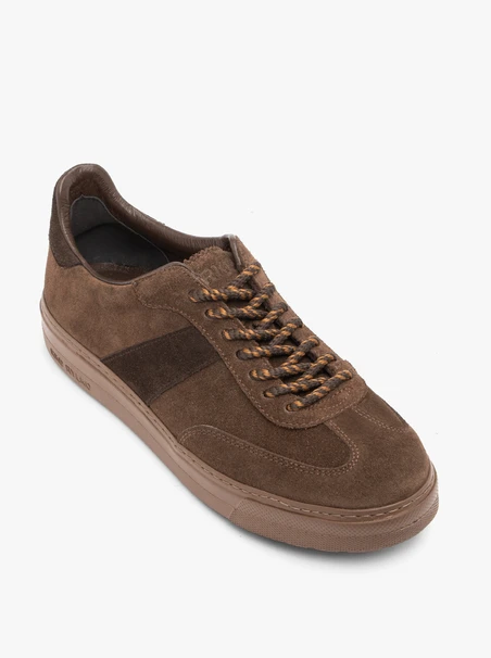 Braune sportliche Schnürhalbschuhe