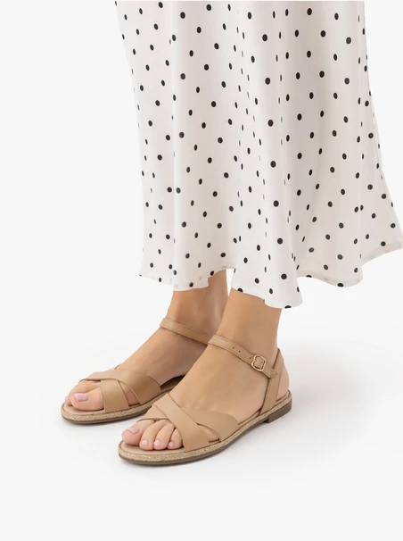 Beigefarbene Sandalen aus genarbtem Leder