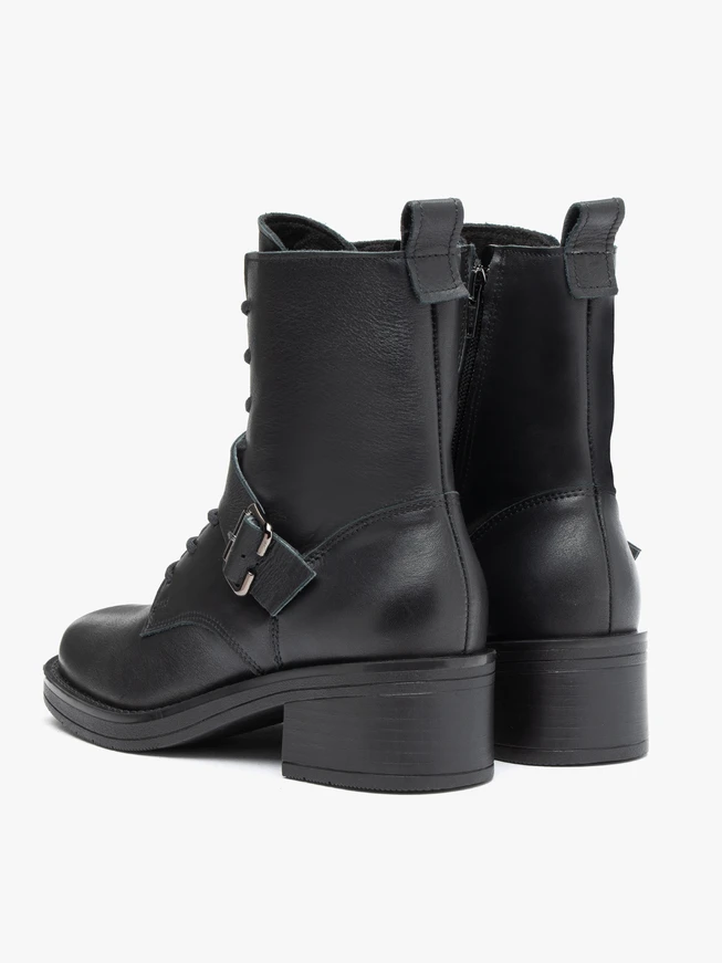 Schwarze Schnallenstiefel